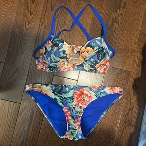 ABERCROMBIE & FITCH 2pc bikini swim set. Large bottoms and top is 36B